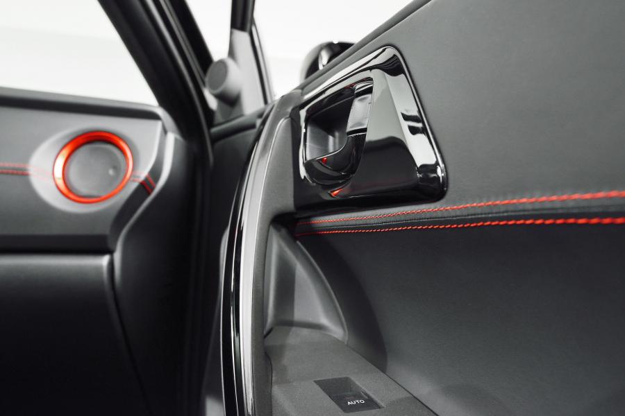  Toyota Auris TS Black by Design Studies 2013 года  (фото 5 из 9)